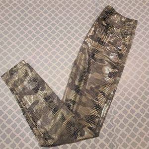 Shiny camouflage leggings